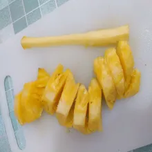Nanas yang sudah di cuci, di potong tungkulnya. Lalu iris nanasnya. Sisihkan.