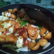 Tambahkan saus barbeque dan kecap manis, tambahkan pula garam, kaldu bubuk, dan secukupnya air.