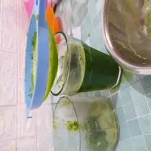 Saring jus sampai 2 x, jika ingin di tambahkan es batu silahkan. Aku simpan di kulkas supaya dingin (tanpa es batu) manis sesuai selera.