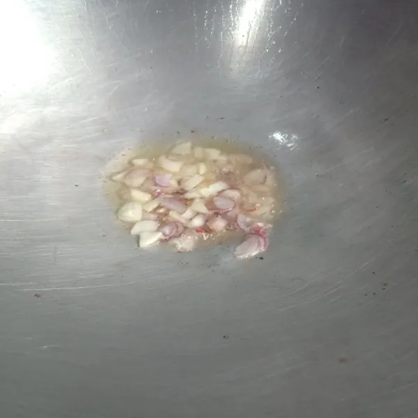 Goreng bawang merah dan bawang putih hingga kering, sisihkan.