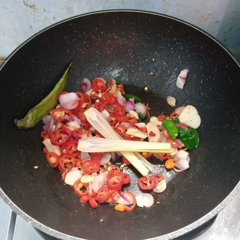 Step 2 Tulang Ayam Masak Kemangi Pedas