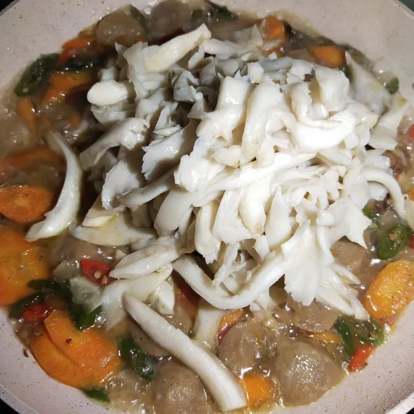 Kemudian setelah wortel sudah empuk, masukkan potongan jamur, aduk sampai rata dan masak hingga matang.