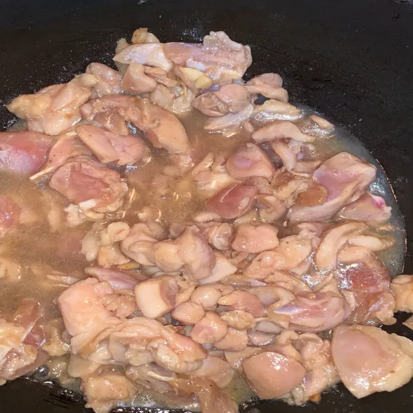 Tambahkan air, kemudian tunggu hingga matang ayamnya.