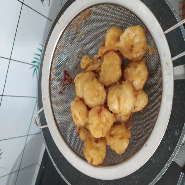 Tuang udang pakai sendok dengan sedikit tepung basah. Goreng udang, kalau sudah coklat keemasan. Angkat dan sisihkan.