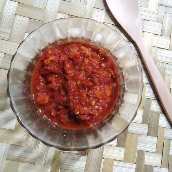 Tata sambal di dalam mangkuk dan siap disajikan dengan nasi minyak dan kari ayam.