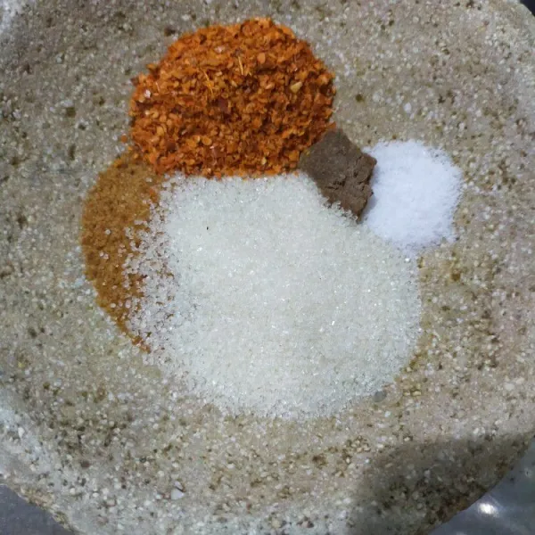 Uleg semua bahan sambal hingga halus.