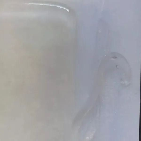 Keluarkan jelly dari cetakan, kemudian iris memanjang.