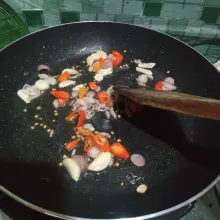 Panaskan minyak, kemudian tumis bawang merah, bawang putih, dan cabai hingga harum.