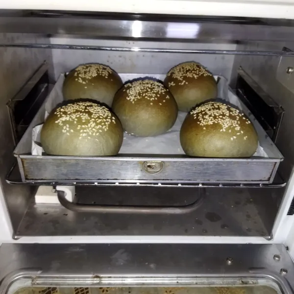 Lalu panggang dalam oven yang sudah panas, oven sekitar 15 menit dengan suhu 180°c dengan api atas bawah. Setelah matang, angkat lalu oles dengan roti burger dengan margarin agar tidak kering, lalu diamkan hingga dingin.