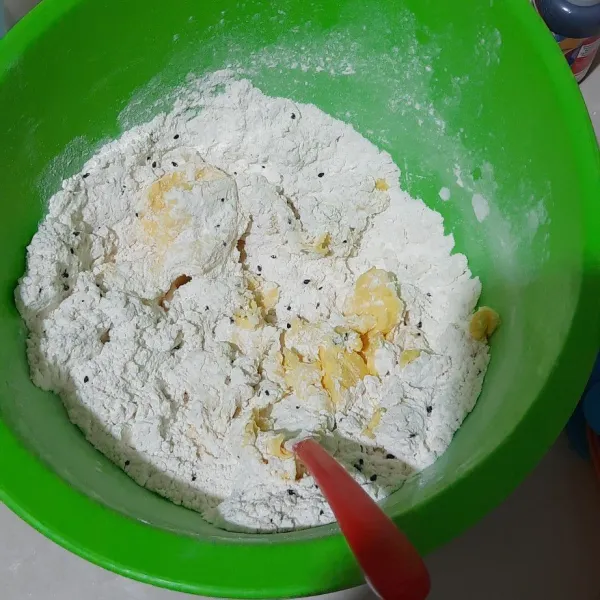 Kemudian tambahkan margarin,uleni hingga kalis, kemudian diamkan selama 30 menit.