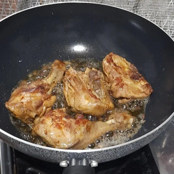 Goreng ayam yang sudah direbus tadi hingga berkulit, lalu sajikan nasi bersama pelengkap lainya.