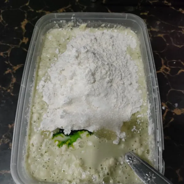 Siapkan tepung tapioka, tepung beras, gula, garam , vanilli aduk merata.