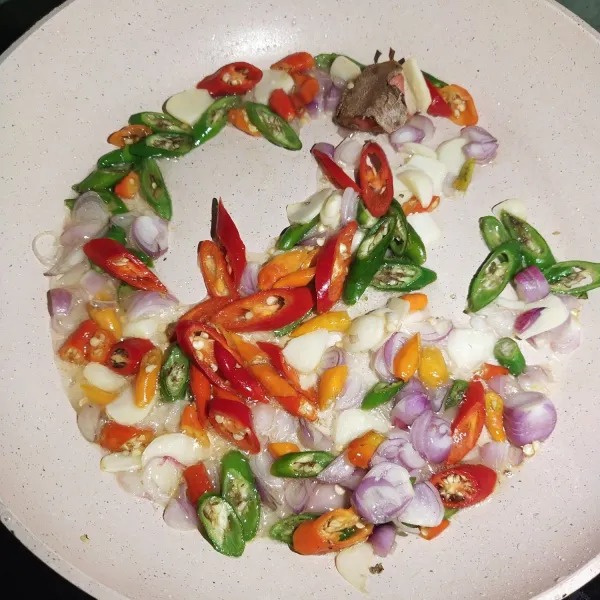 Beri sedikit minyak goreng lalu tumis bumbu yang diiris tipis-tipis dan lengkuas dan daun salam. Masak sampai berbau harum.