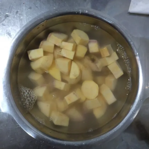 Rendam ubi dengan air selama 30 menit. Lalu tiriskan.