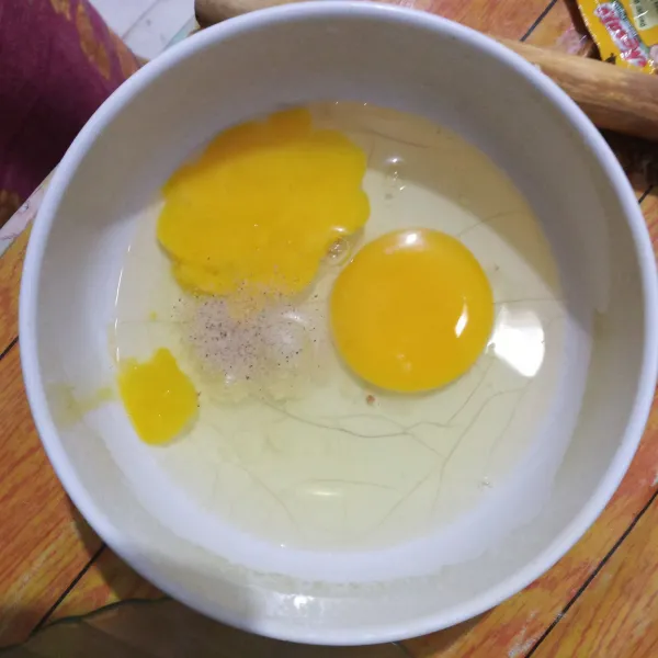 Kocok telur, beri garam dan lada bubuk.