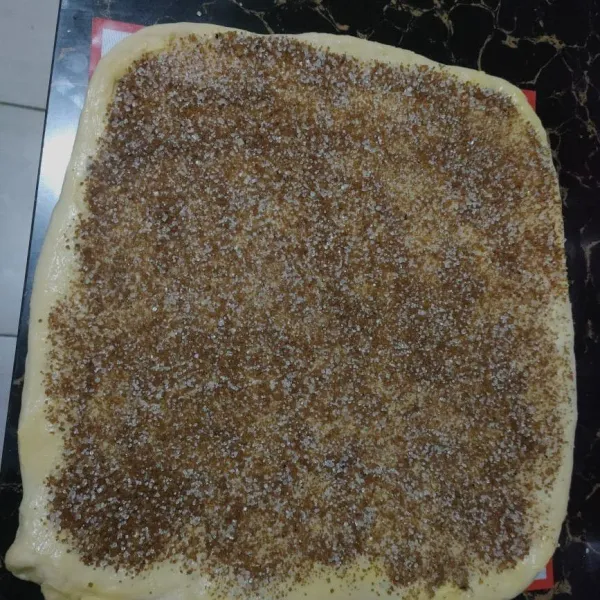 Setelah 1 jam lalu di ratakan sekitar 20 x 20 cm dan beri Filling mentega, gula pasir dan gula palem.