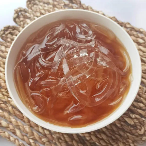 Letakkan mie jelly di wadah, siram dengan kuah aren. Sajikan. Jika ingin dingin, tambahkan es batu.