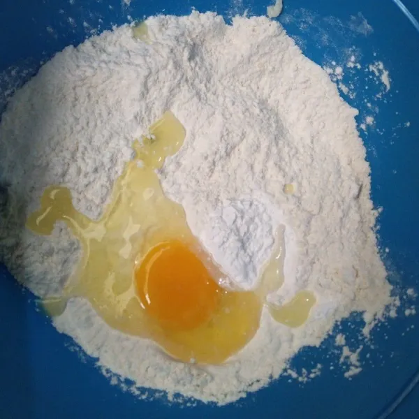 Campurkan tepung terigu, tepung tapioka, telur, dan garam, lalu aduk rata.