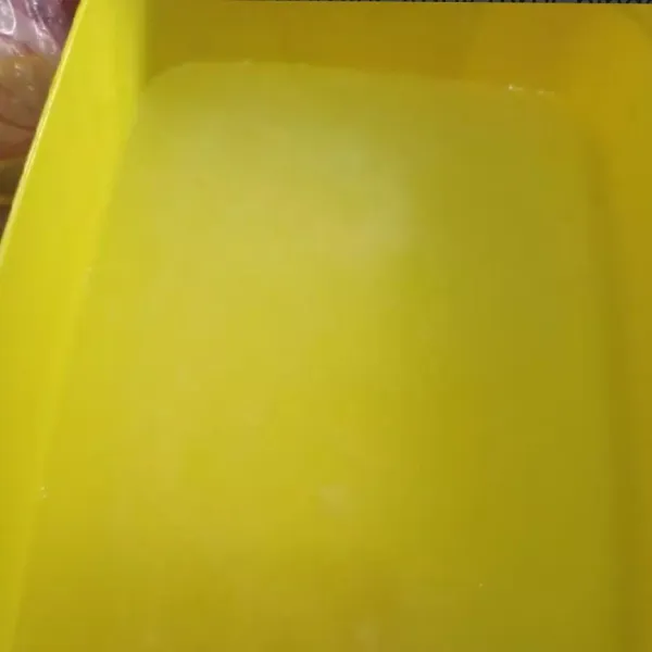 Tunggu uap panasnya hilang, masukkan ke cetakan. Tunggu hingga set dan mengeras.