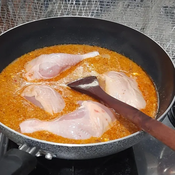 Lalu masukkan ayam, masak hingga ayam matang, kemudian pisahkan ayam dari kiahnya sisihkan.