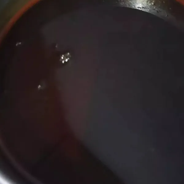 Buat bahan kuah gula aren dulu, masak hingga gula larut. Kemudian ambil daun pandannya. Tunggu hingga dingin suhu ruang.