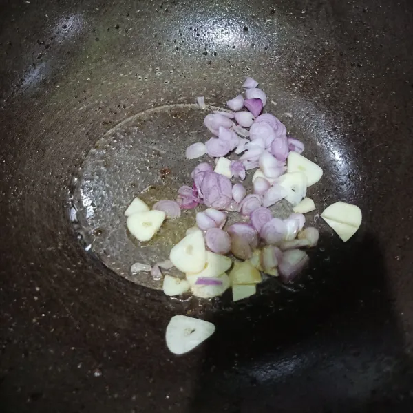 Siapkan wajan lalu masukkan minyak goreng, setelah panas masukan irisan bawang. Oseng sampai tercium harum