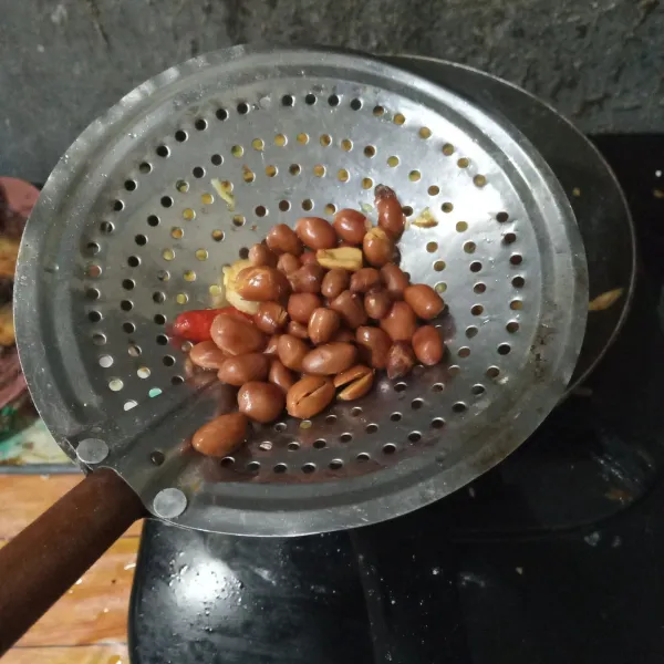 Kemudian goreng kacang tanah, cabai rawit, dan bawang putih secara bergantian.