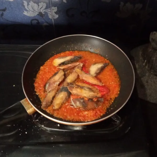 Masukkan ikan tongkol yang telah di goreng, aduk rata. Tambahkan air dan bumbui dengan garam, gula, dan merica bubuk.