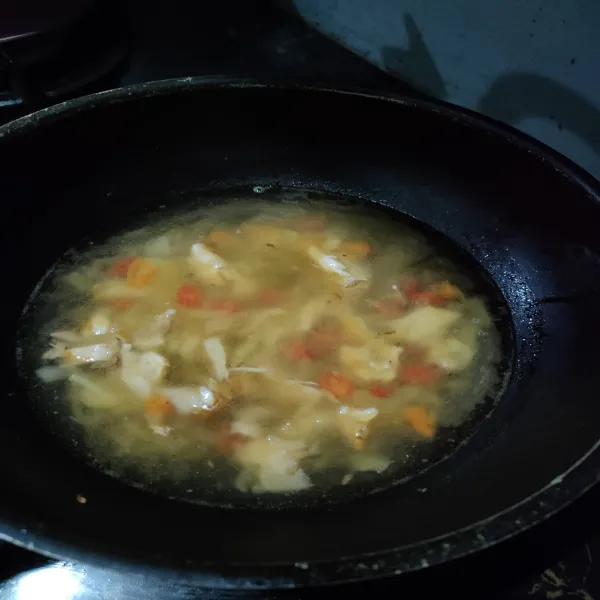 Tumis bawang bombai, bawang putih, cabe rawit hingga harum lalu masukkan air dan saos tiram aduk merata.