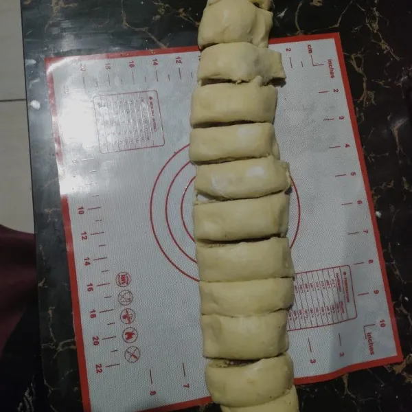 Gulung pelan dan bagi jadi 12 potongan.