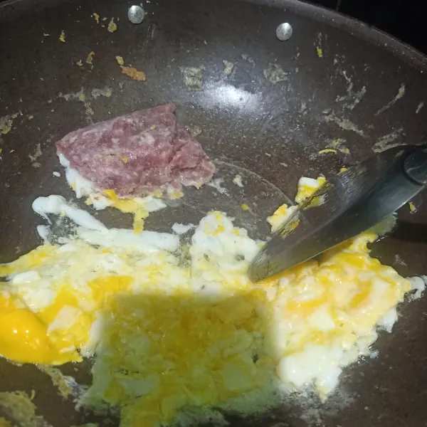 Diamkan sebentar biar telur setengah matang, lalu aduk dan hancurkan telur seperti di orak-arik.