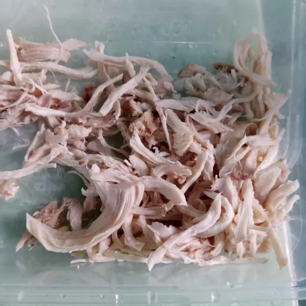 Siapkan ayam suwir.