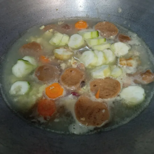 Setelah wortel setengah matang, masukkan oyong, beri garam, kaldu bubuk, gula pasir, dan lada bubuk.