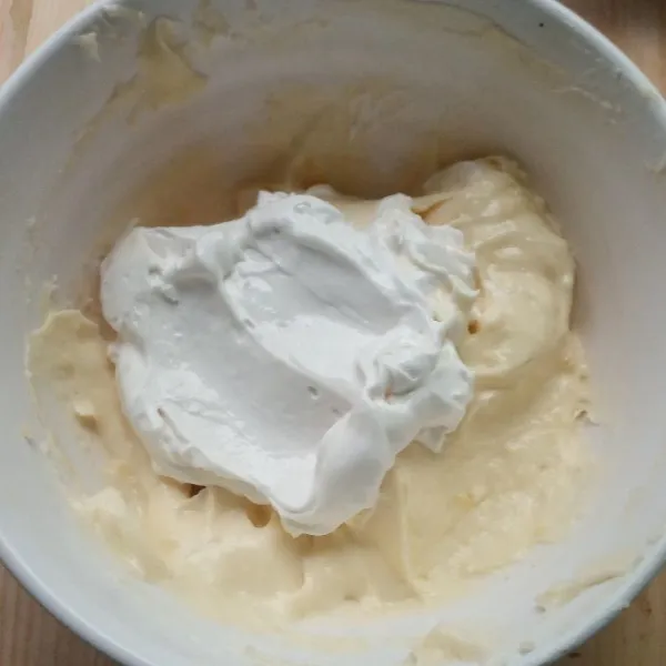 Membuat cream diplomat: keluarkan pastry cream dari kulkas, aduk hingga lembut kembali kemudian campurkan dengan whip cream yang telah dikocok. Aduk hingga rata, lalu tempatkan ke dalam piping bag.