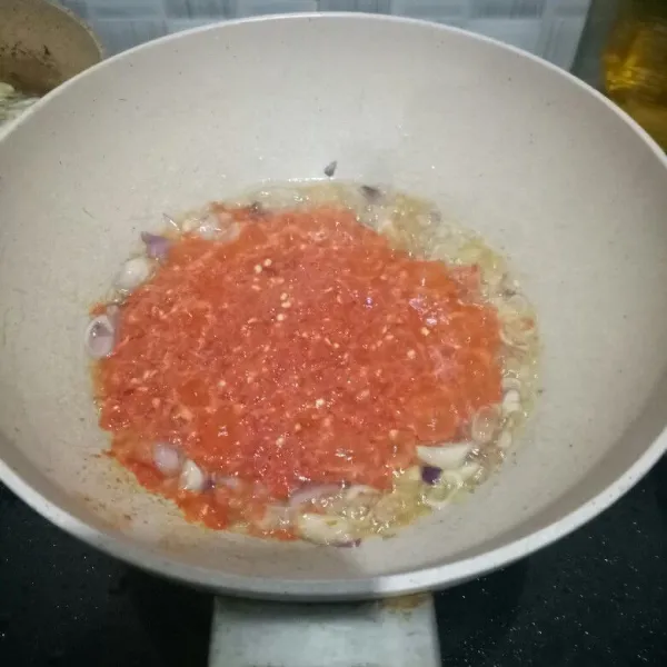 Masukkan cabai giling, tumis sampai matang dan tambahkan tomat iris. Tambahkan sedikit2 air ( 5 sdm) untuk melembutkan tomat. Tambahkan garam, gula dan penyedap.