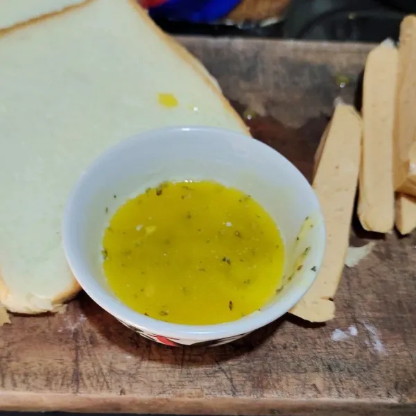 Bolehkan butter mix margarin campur dengan sejumput parsley dan sejumput bawang putih bubuk.