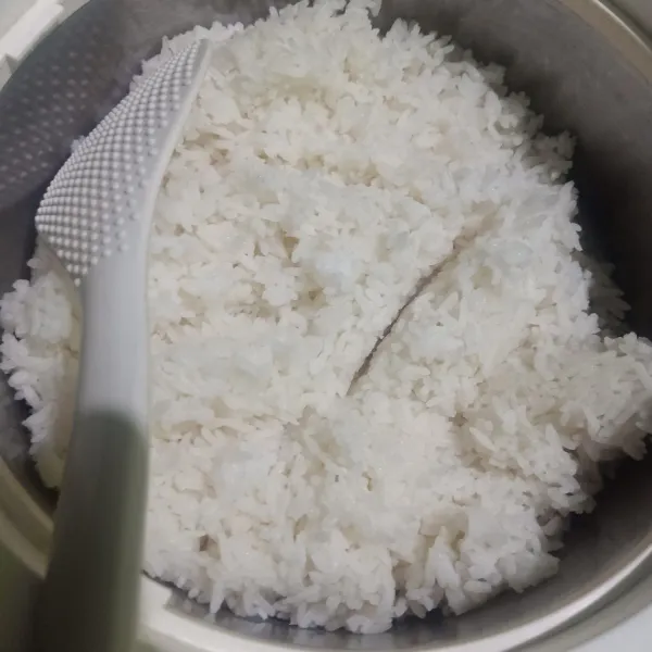 Siapkan nasi putih matang.