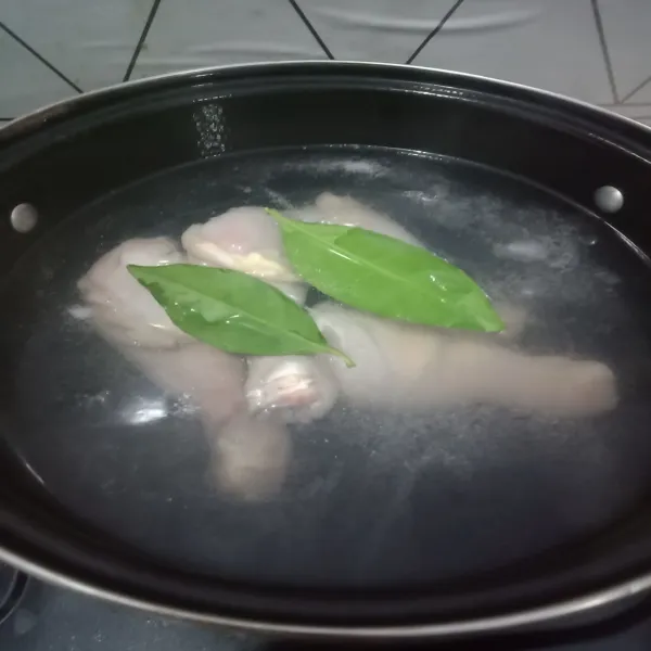 Didihkan air, rebus ayam dengan daun salam sampai ayam matang, angkat dan tiriskan.