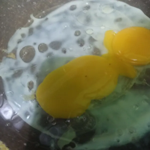 Panaskan wajan lalu masukkan minyak, setelah panas lalu pecahkan telur.