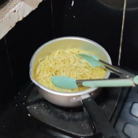 Rebus spaghetti dengan air, minyak, sejumput garam hingga matang, angkat lalu tiriskan.