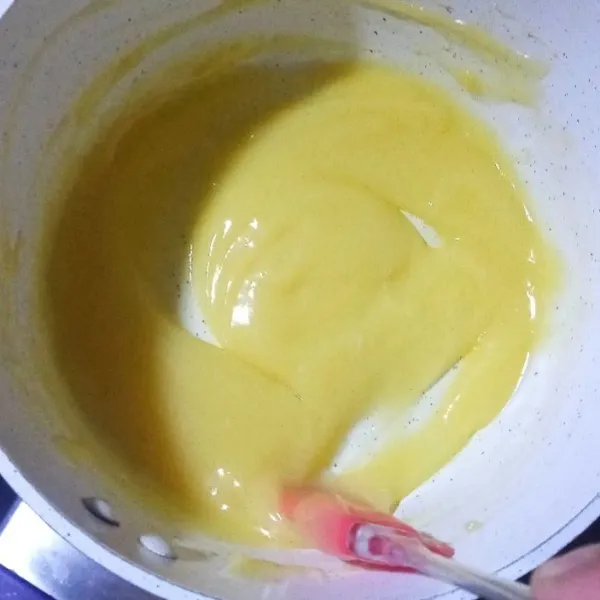 Membuat pastry cream: campur kuning telur dengan gula pasir serta vanili cair, aduk hingga pucat. Kemudian tambahkan tepung maizena, aduk rata. Hangatkan susu cair. Bila telah berbuih dipinggirannya matikan api, kemudian campurkan susu panas ke dalam mangkuk kuning telur, aduk cepat hingga rata. Kemudian kembalikan ke dalam panci, dan masak kembali hingga mengental dan meletup-letup. Matikan api, lalu pindahkan ke wadah lain. Tutup dengan plastik pada permukaan cream. Biarkan dingin, dan simpan dalam kulkas hingga akan digunakan.