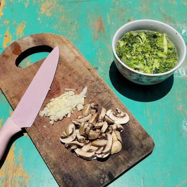 Iris tipis bawang bombay jamur dipisahkan dengan air rendaman garam lalu bilas dengan air bersih.