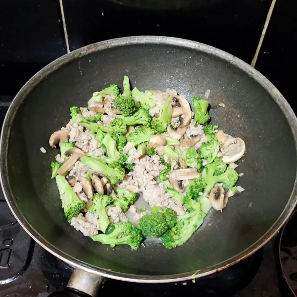 Tambahkan brokoli dan jamur masa kurang lebih 1-2 menit.