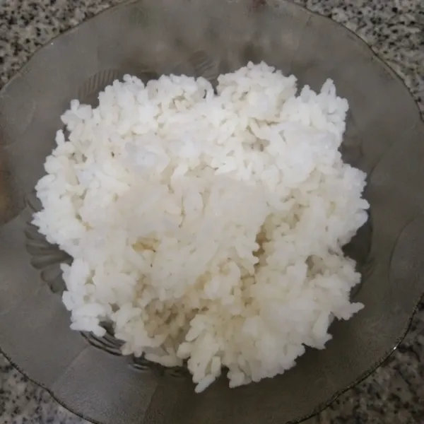 Siapkan nasi putih, pastikan nasi tidak bergerindil kemudian sisihkan.