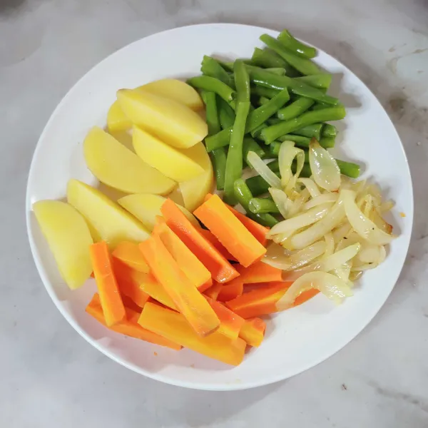 Siapkan bahan sayuran, rebus wortel, buncis dan kentang, tumis bawang bombay hingga layu.