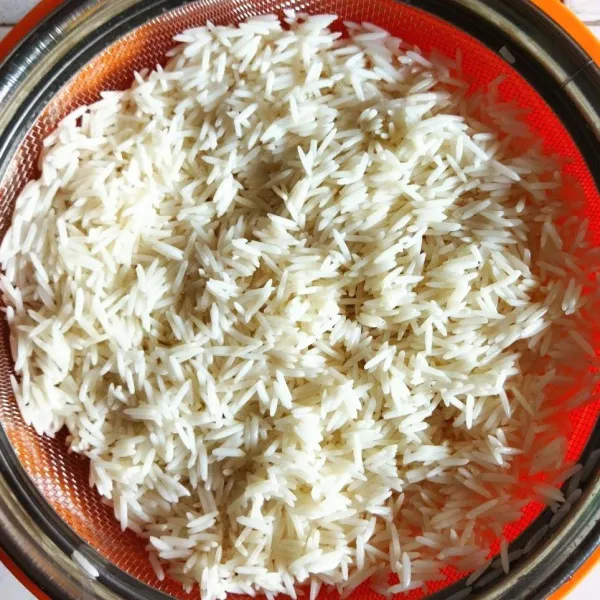 Cuci bersih beras basmati lalu rendam beras basmati selama 30 menit. Tiriskan.
