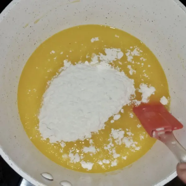Membuat adonan sus : campur margarin, air, dan gula. Didihkan hingga benar-benar mendidih, kemudain matikan api. Lalu tambahkan tepung terigu, dan aduk cepat hingga menyatu.
