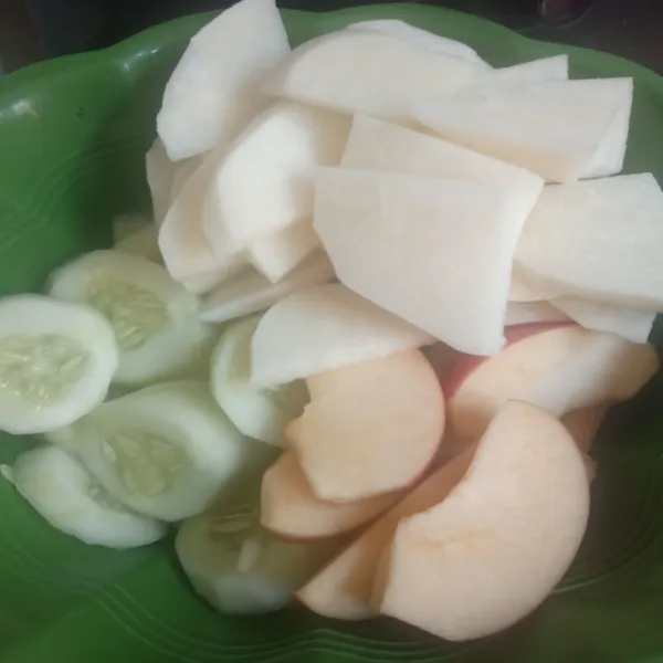 Kupas dan cuci bersih buah-buahan, lalu potong-potong timun, bengkoang, dan apel tanpa di kupas kulitnya.