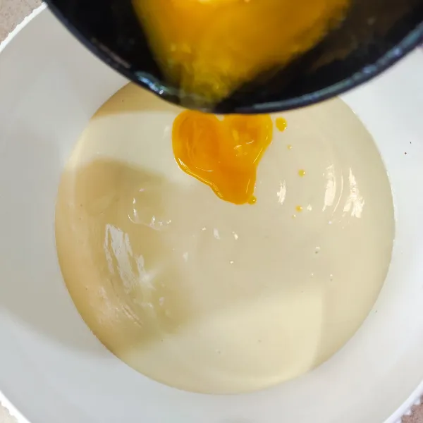 Tuang dalam wadah, lalu masukkan margarin cair.