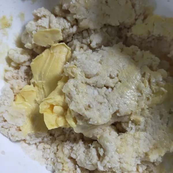 Tambahkan margarin, kemudian uleni lagi hingga kalis elastis.